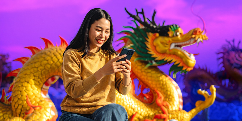 Mujer joven de 20 años jugando Floating Dragon, pasándola muy bien.