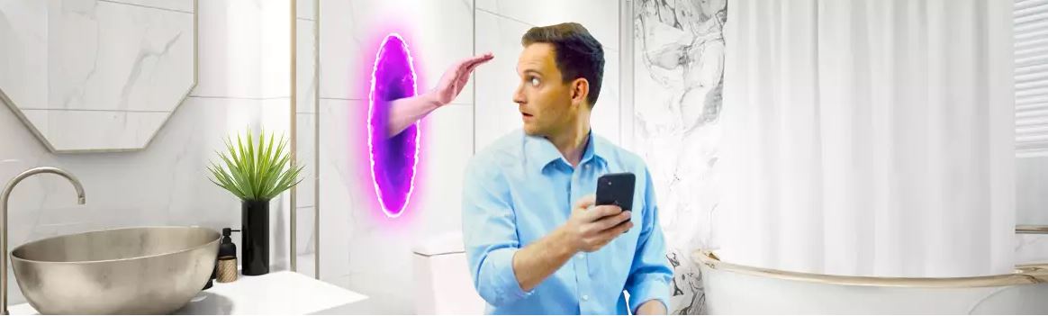 captura de pantalla de un hombre sosteniendo su teléfono mientras mira el espejo con la mano en el costado