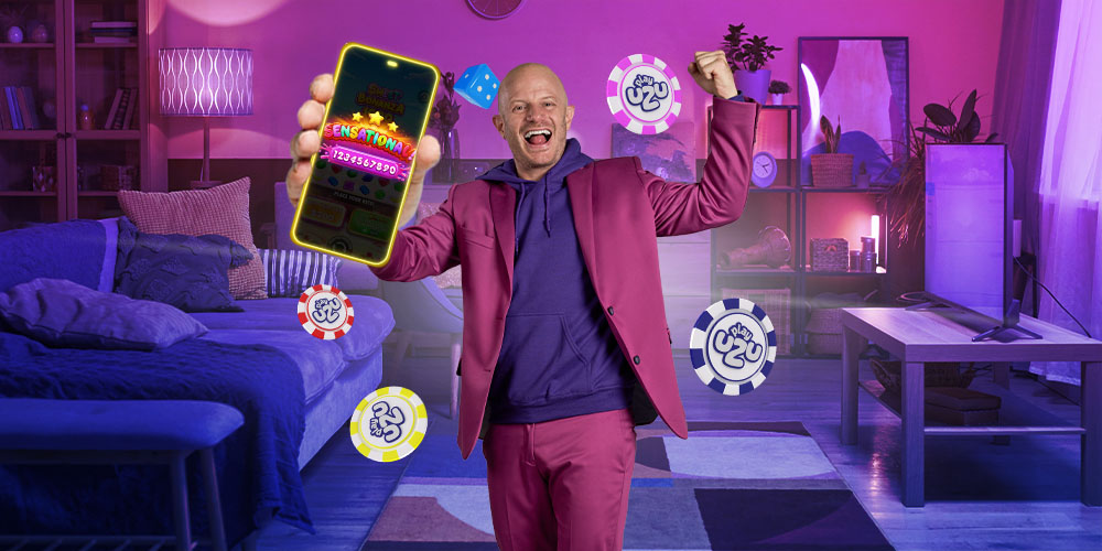 Facundo emocionado en su casa, mostrando de frente su teléfono con PlayUZU.