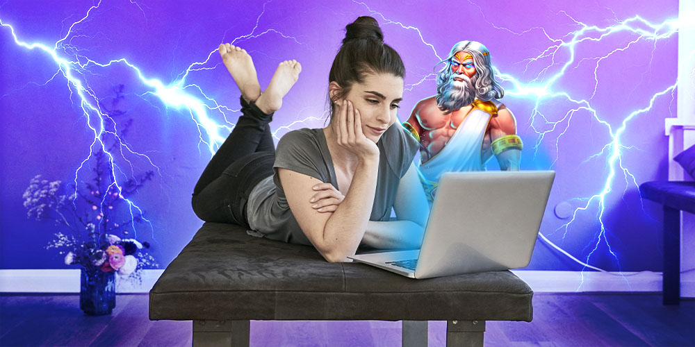 Mujer entretenida en su computadora jugando en PlayUZU.