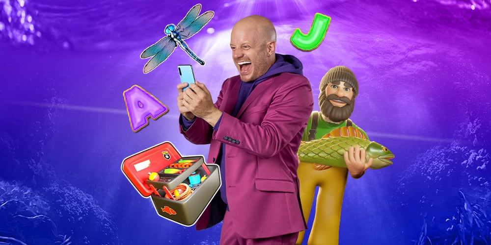 Facundo emocionado en su teléfono probando todos los slots que PlayUZU tiene para los usuarios.