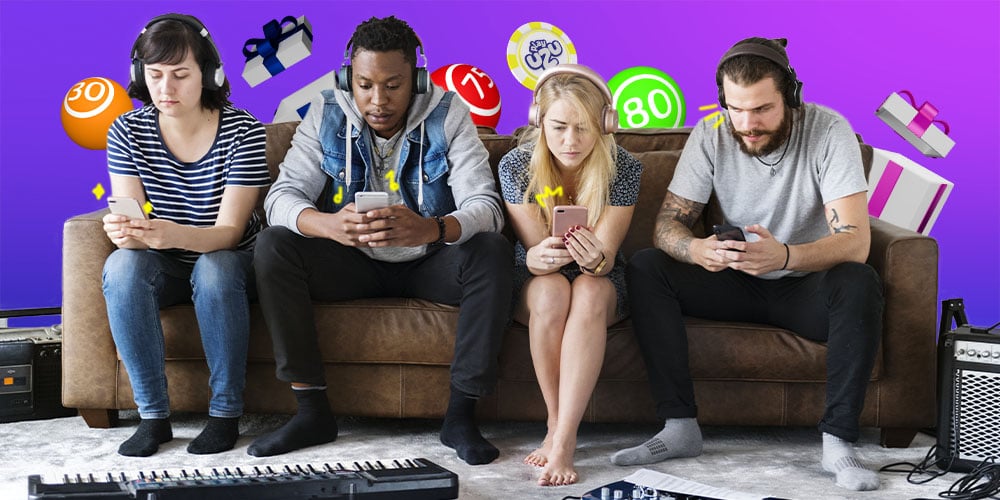 Grupo de amigos concentrándose en su teléfono, jugando en PlayUZU y sintiendo la emoción.