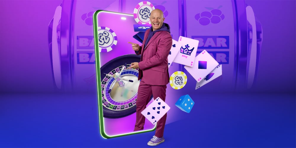 Facundo saliendo del Mundo PlayUZU, invitando a la audiencia a unirse a la diversión.