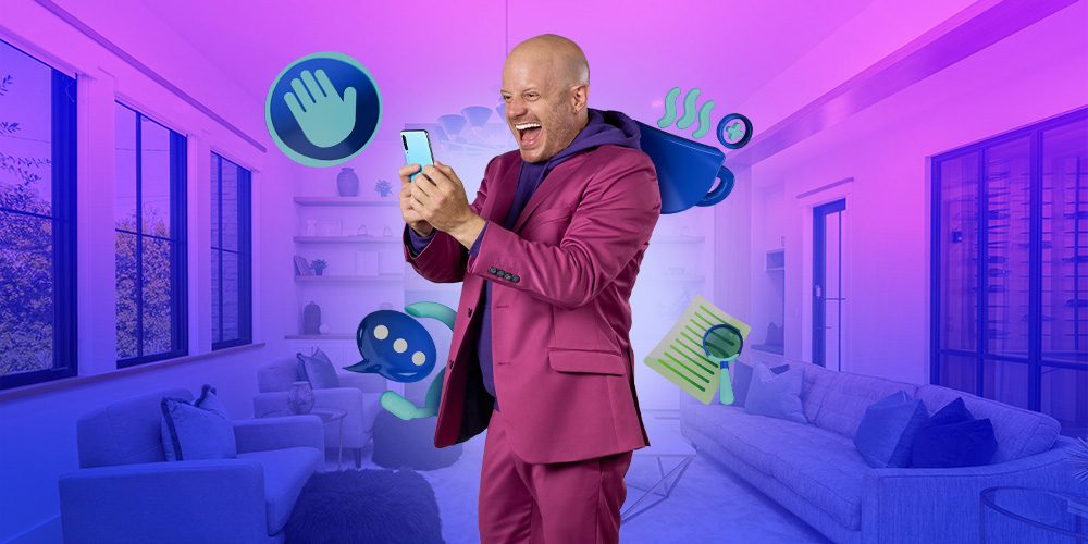 Facundo entretenido en su teléfono jugando en PlayUZU