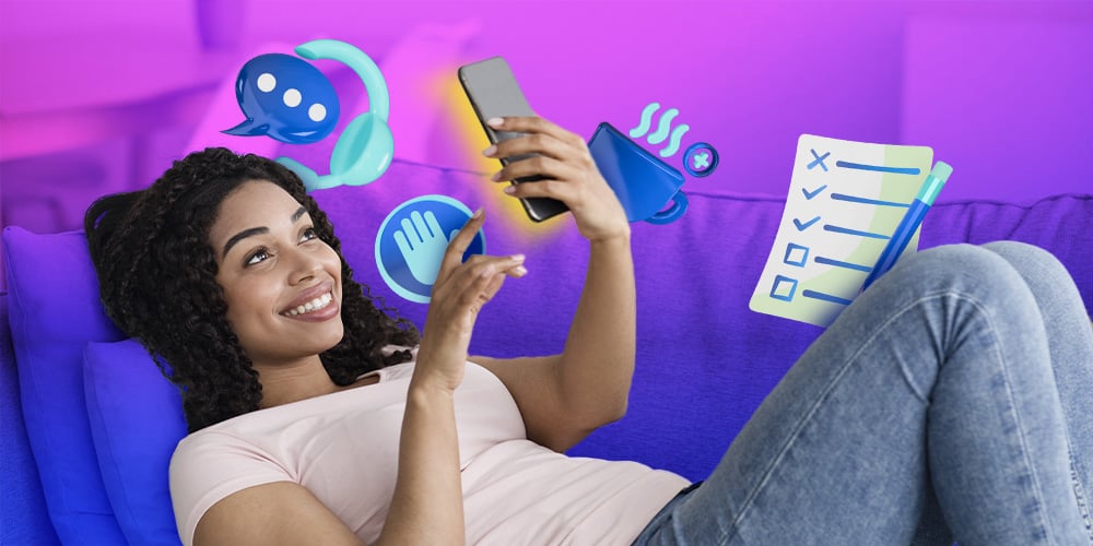 Mujer en su sillón acostada jugando en su telefono dentro de PlayUZU