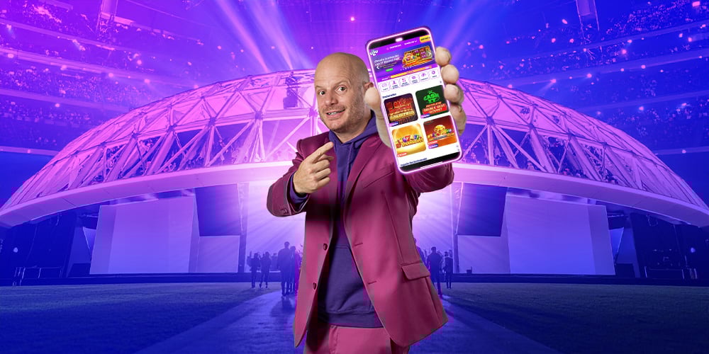 Facundo mostrando su inicio de PlayUZU mientras espera su concierto en el Palacio de los Deportes