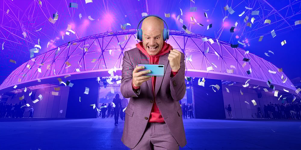 Facundo en la entrada del Palacio de los Deportes jugando en PlayUZU