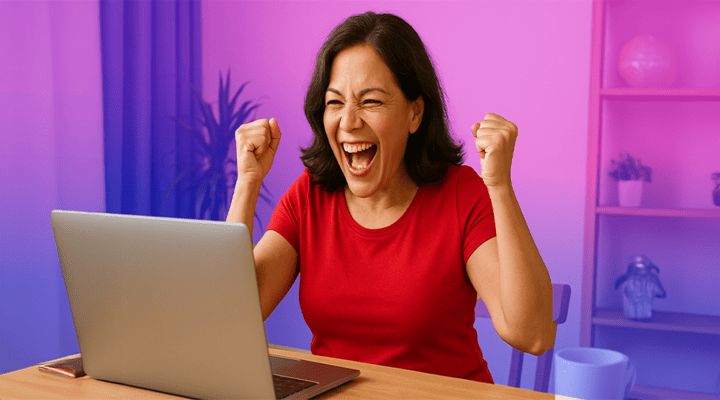 MUJER DE ALREDEDOR DE 40 AÑOS, LA CUAL SE ENCUENTRE DANDO CLICK A SU COMPUTADORA Y COMO SI LA COMPUTADORA LA ESTUVIERA SUCCIONANDO DENTRO DE ELLA PARA QUE ENTRE AL MUNDO UZU