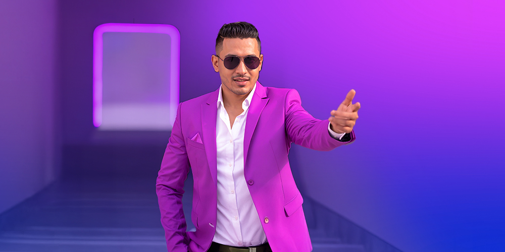 Hombre joven viendo de frente, invitando al UZUario a entrar al MUndo UZU.