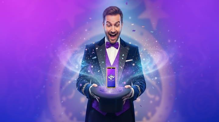 HOMBRE DE ALREDEDOR DE 35 AÑOS, EL CUAL ESTÉ VESTIDO DE MAGO HACIENDO EL TRUCO DE APARECER ALGO EN UN SOMBRERO, Y LO QUE APARECE EN ÉL ES UN TELÉFONO CON EL HUB DE PLAYUZU