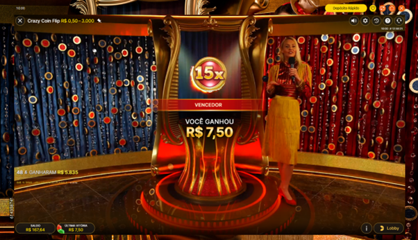 Tela da rodada Coin Flip ao vivo, no jogo Crazy Coin Flip, mostrando a apresentadora no est&uacute;dio e o resultado final moeda vermelha com multiplicador de 15x. 