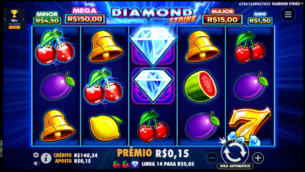 Tela do jogo base de Diamond Strike exibindo a grade com cinco cilindros e tr&ecirc;s linhas, com s&iacute;mbolos de frutas, sino, diamante e o n&uacute;mero sete dourado. No topo, aparecem os valores dos jackpots fixos Mega, Major, Minor e Mini. 