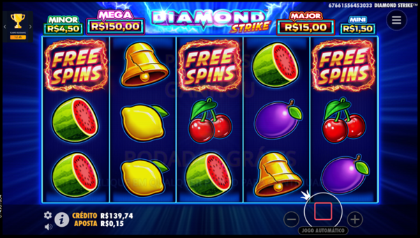 Tela do jogo base de Diamond Strike mostrando os tr&ecirc;s s&iacute;mbolos scatters nos rolos 1, 3 e 5 &ndash; necess&aacute;rios para ativar as rodadas gr&aacute;tis.