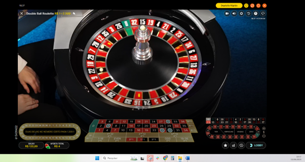Roleta da Double Ball Roulette girando, com as duas bolas em movimento sobre os n&uacute;meros, pr&oacute;ximo aos setores 22 e 28, enquanto o cilindro segue em rota&ccedil;&atilde;o. 