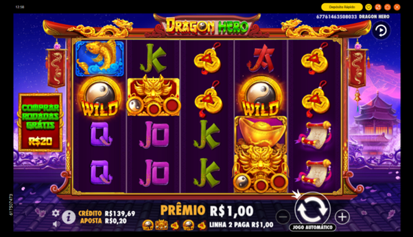 ela do jogo base Dragon Hero exibindo a grade 5x4 com s&iacute;mbolos como Super Wild em forma de drag&atilde;o dourado, Wild yin-yang, carpas douradas, letras, pergaminhos e cartas, com cen&aacute;rio oriental iluminado ao fundo 