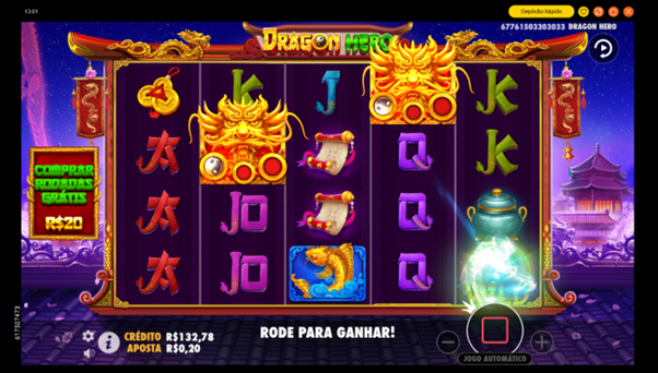 Tela do jogo base Dragon Hero com dois Super Wilds ativos na grade, e um deles est&aacute; lan&ccedil;ando o raio que transforma um s&iacute;mbolo comum em Wild, com cen&aacute;rio oriental ao fundo e bot&otilde;es de jogo vis&iacute;veis