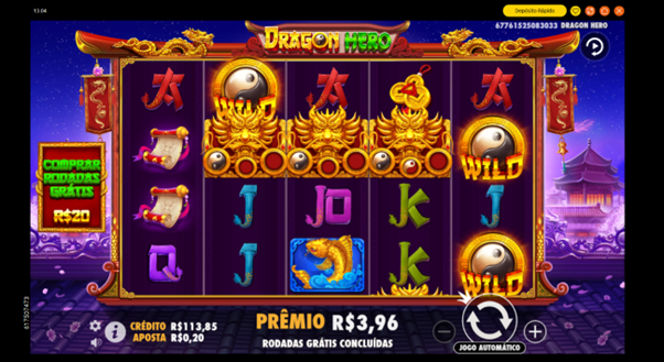 ela do jogo Dragon Hero no final das rodadas gr&aacute;tis, com v&aacute;rios Super Wilds fixos na parte superior da grade, Wilds espalhados, s&iacute;mbolos como carpa dourado, pergaminhos e moedas, e o cen&aacute;rio oriental iluminado ao fundo