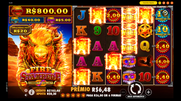 Tela do slot Fire Stampede mostrando combina&ccedil;&atilde;o premiada de wilds com anima&ccedil;&atilde;o em fogo, s&iacute;mbolos de letras, n&uacute;meros, animais e outros.