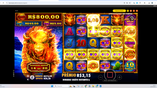 Tela do slot Fire Stampede com a mec&acirc;nica Connect &amp; Collect ativa, exibindo o jackpot Minor liberado no cilindro lateral, s&iacute;mbolos de pr&ecirc;mios em dinheiro, de adicionar wilds e de rodadas gr&aacute;tis, letras, animais e cactos. 