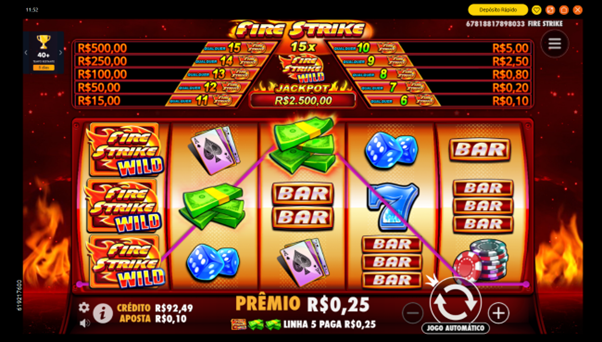 nterface do slot Fire Strike exibindo uma rodada em andamento, com destaque para tr&ecirc;s s&iacute;mbolos Wild na primeira coluna, combina&ccedil;&atilde;o vencedora na linha 5 e tabela de jackpots fixos na parte superior da tela. 
