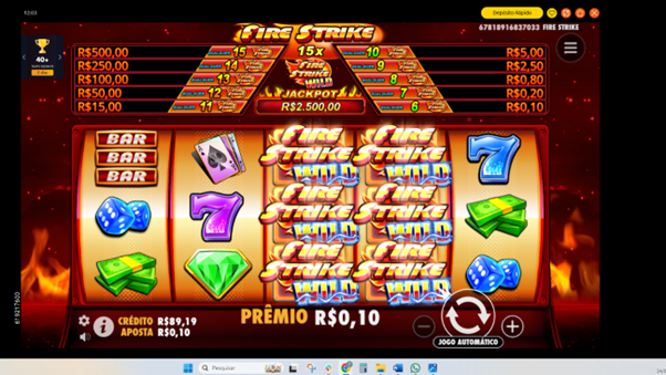 Tela do slot Fire Strike com seis s&iacute;mbolos Fire Strike Wild vis&iacute;veis na grade, acionando o primeiro jackpot. A tabela no topo exibe os pr&ecirc;mios fixos que podem ser ganhos conforme a quantidade de s&iacute;mbolos especiais na tela.