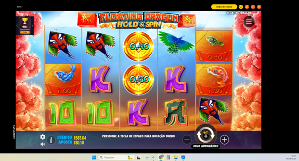 Tela do jogo base de Floating Dragon Hold &amp; Spin, com duas moedas douradas no rolo central.  