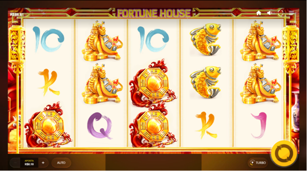 Tela do jogo base Fortune House com s&iacute;mbolos orientais vis&iacute;veis, incluindo moedas douradas, peixes koi, drag&otilde;es e letras sobre fundo claro, em uma interface dourada com layout 5x3.
