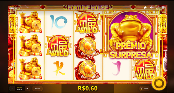 Tela do slot Fortune House com o recurso b&ocirc;nus Giro Extra da Fortuna ativado, representado por um grande pote dourado cheio de moedas. Rolos est&atilde;o preenchidos com drag&otilde;es dourados, s&iacute;mbolos de letras e wild. 