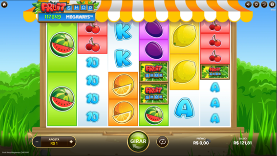 ela do jogo base do slot Fruit Shop Megaways exibindo a grade com s&iacute;mbolos de frutas, al&eacute;m de letras e n&uacute;meros. Interface com bot&atilde;o &ldquo;GIRAR&rdquo; na parte inferior e cen&aacute;rio de fundo com vegeta&ccedil;&atilde;o e c&eacute;u azul. 