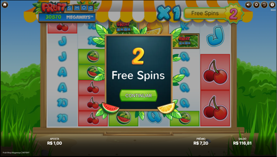 Tela do slot Fruit Shop Megaways exibindo a ativa&ccedil;&atilde;o de 2 giros gr&aacute;tis com a mensagem no centro da grade &ldquo;2 Free Spins&rdquo;, decorada com frutas e folhas. No topo a direita, o contador mostra o n&uacute;mero de giros dispon&iacute;veis e o multiplicador x1.