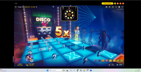 Tela do game show Funky Time mostrando o minijogo b&ocirc;nus Disco, com a pista de dan&ccedil;a e n&uacute;meros multiplicadores espalhados pelos quadrados, o Sr. Balado a direita dan&ccedil;ando, no centro um multiplicador 5x destacado. Ao fundo, a apresentadora ao vivo girando a mini roda que guia o Sr. Balada. Cen&aacute;rio colorido de discoteca, pessoas dan&ccedil;ando.  