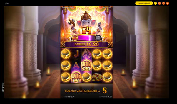 Tela do recurso de rodadas gr&aacute;tis no Ganesha Gold mostrando multiplicador ativo x4, medidor de progresso no topo da grade e dois s&iacute;mbolos Wild nos cilindros.  