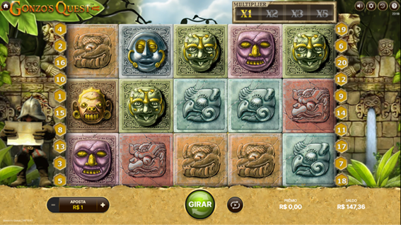Tela do jogo base de Gonzo&rsquo;s Quest slot exibindo a grade 5x3 com s&iacute;mbolos esculpidos na parede de rochas e ambienta&ccedil;&atilde;o de selva tropical. O personagem Gonzo parado estudando um mapa e o mostrador de multiplicadores de x1, x2, x3 e x5  