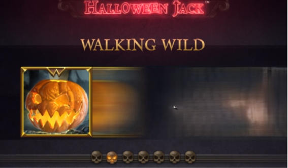 Tela do jogo base de Halloween Jack exibindo o recurso Walking Wild em a&ccedil;&atilde;o, fixo em sua posi&ccedil;&atilde;o enquanto os rolos giram. 