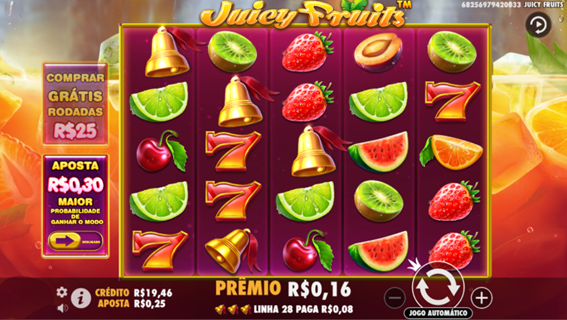 Tela do jogo base de Juicy Fruits slot exibindo s&iacute;mbolos de frutas, n&uacute;mero 7 e sinos, em uma combina&ccedil;&atilde;o vitoriosa. &Agrave; esquerda da tela, bot&otilde;es para comprar rodadas gr&aacute;tis e aposta ante.