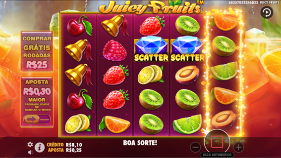 ela do jogo base de Juicy Fruits slot mostrando 2 scatters na grade e o &uacute;ltimo cilindro ainda girando, destacado por uma ilumina&ccedil;&atilde;o dourada. 
