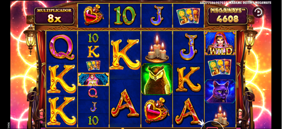 Tela das rodadas gr&aacute;tis de Madame Destiny Megaways exibindo grade din&acirc;mica com s&iacute;mbolos de letra, coruja, wild entre outros. Acima da grade &agrave; esquerda, o multiplicador fixo do jogo b&ocirc;nus 8X e &agrave; direita o contador Megaways mostrando 4608 maneiras de ganhar na rodada. 