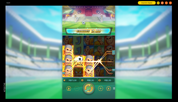 Tela do slot Shaolin Soccer com cinco s&iacute;mbolos do mesmo jogador e um s&iacute;mbolo wild formando duas linhas de pagamento ativadas e com pr&ecirc;mio, sobre fundo de est&aacute;dio ao estilo anime. 