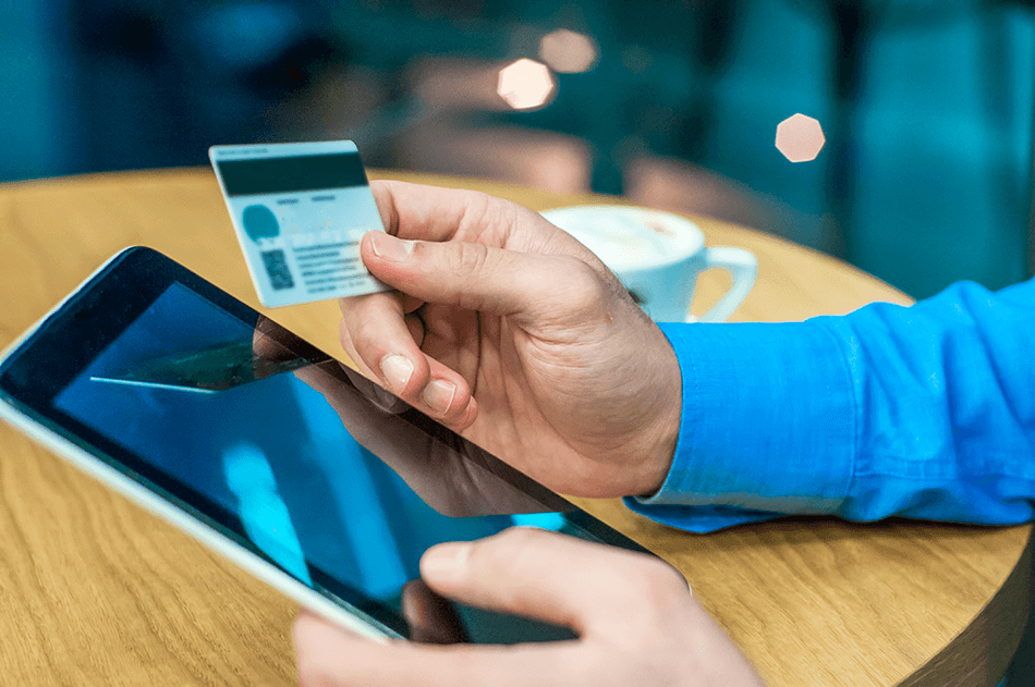 Vorgang des Hinzuf&uuml;gens einer Kreditkarte zum PayPal-Konto am Tablet