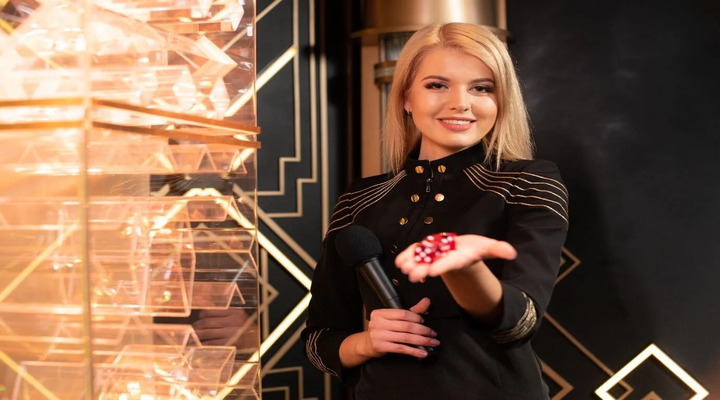 Evolution Gaming croupier ready to play a game of Lightning Dice